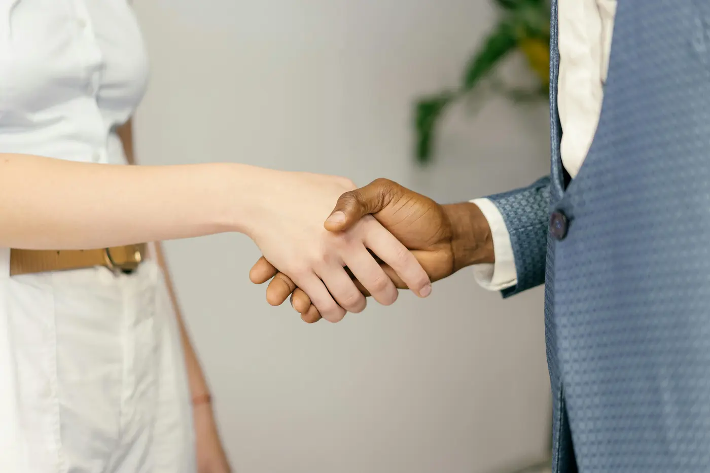Close-up of two people shaking hands symbolizing a professional agreement and guarantee of service quality and accountability