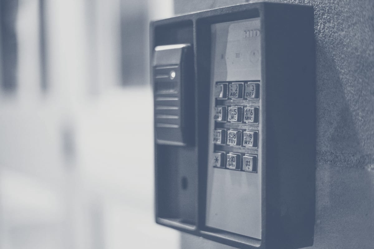 Illuminated numeric keypad for secure building access