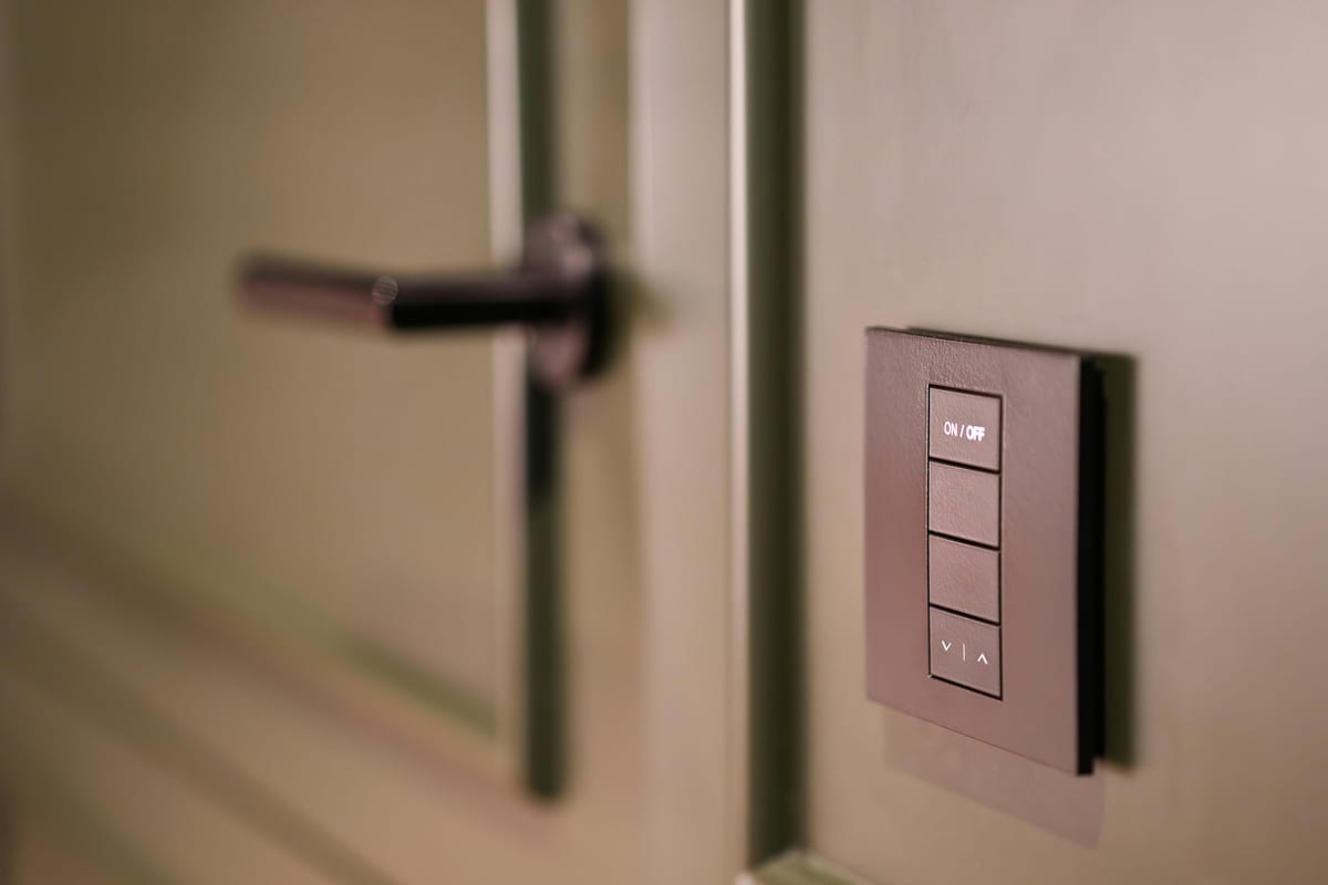 Smart connected door handle with electronic locking on a residential entry door